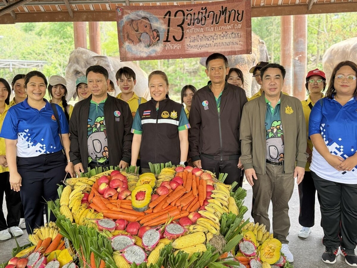 Großes Festmahl zum Thai Elephant Day im Khao Kheow Open Zoo zieht Besucher an