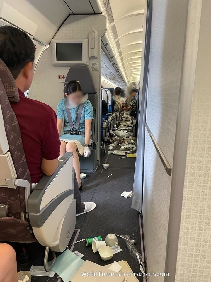 Spannende Minute! Korean-Air-Flugzeug stürzt in schwere Turbulenzen ab, 14 Menschen werden verletzt - Fotos