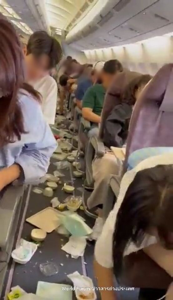 Spannende Minute! Korean-Air-Flugzeug stürzt in schwere Turbulenzen ab, 14 Menschen werden verletzt - Fotos